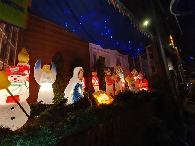 Weihnachtliche Krippe mit beleuchteten Figuren Weihnachtliche Krippe mit beleuchteten Figuren