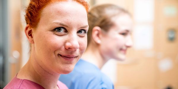 Pflegekraft schaut freundlich in Kamera - Karriere - Albertinen Zentrum für Radiologie (AZR) Pflegekraft schaut freundlich in Kamera - Karriere - Albertinen Zentrum für Radiologie (AZR)